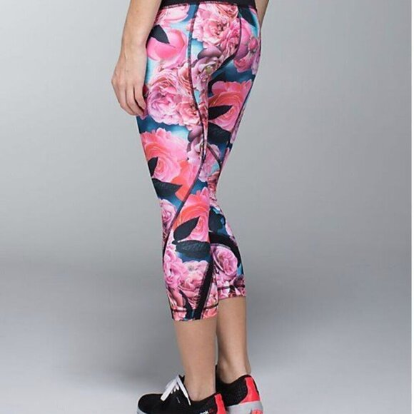 Lululemon  Inspire Crop II Secret‎ Garden size 8 - Picture 1 of 8
